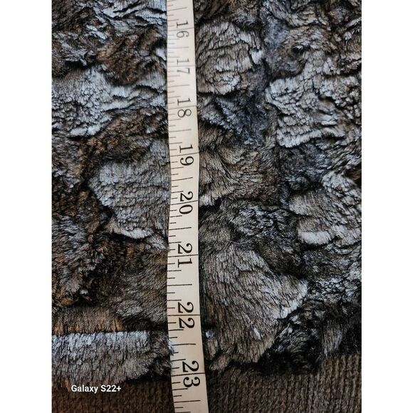 V16  ZOĒ Faux Fur Vest with a Quaint Little Snap Closure - Picture 7 of 8